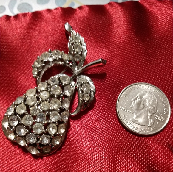 Vintage Estate Pear Brooch in Clear Rhinestones with Leaves 2" x 1" Beautiful. - Picture 2 of 8